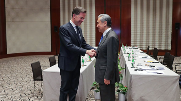Wang Yi exhorte l’OTAN à adopter un dialogue constructif Wang Yi exhorte l'OTAN à adopter un dialogue constructif