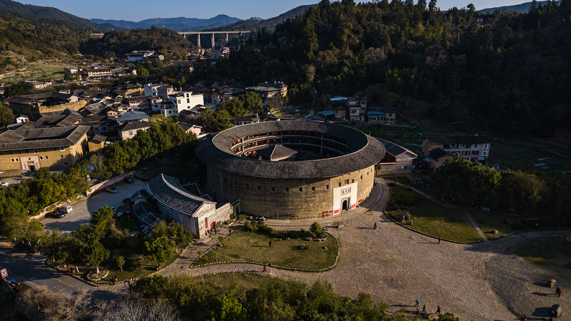 Découvrez le Fujian Tulou : Inspiration derrière la ville natale de Mulan Découvrez le Fujian Tulou : Inspiration derrière la ville natale de Mulan video poster
