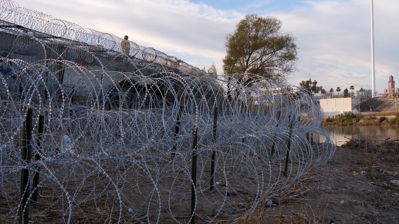 Les États-Unis déploient davantage de troupes à la frontière américano-mexicaine Les États-Unis déploient davantage de troupes à la frontière américano-mexicaine video poster