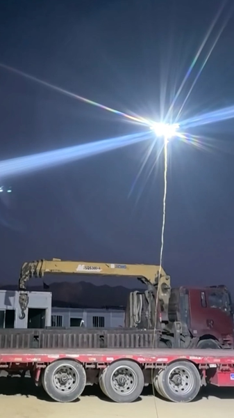 Des drones illuminent la nuit à Xizang dans les zones touchées par le tremblement de terre video poster