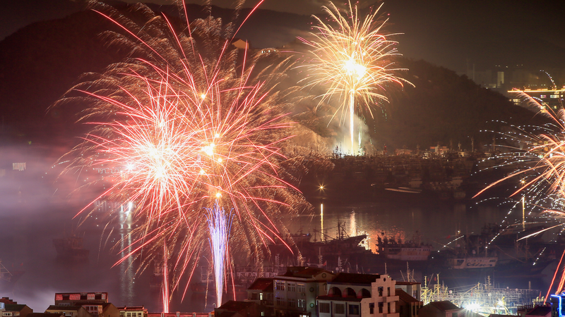 Des feux d’artifice spectaculaires accueillent l’Année du Serpent Des feux d'artifice spectaculaires accueillent l'Année du Serpent
