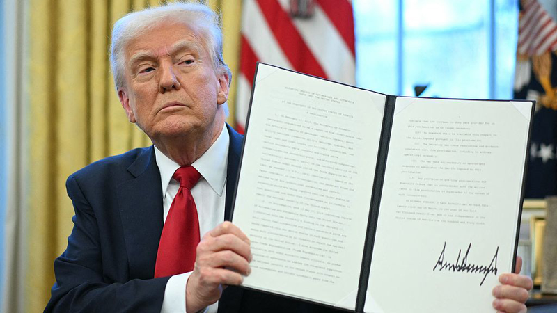 Le tarif automobile de 25 % de Trump déclenche un débat mondial Le tarif automobile de 25 % de Trump déclenche un débat mondial video poster