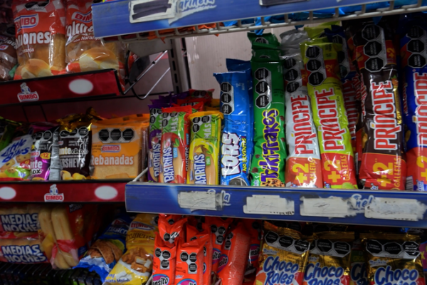 Le Mexique interdit la malbouffe dans les écoles pour lutter contre l’obésité infantile Le Mexique interdit la malbouffe dans les écoles pour lutter contre l'obésité infantile video poster