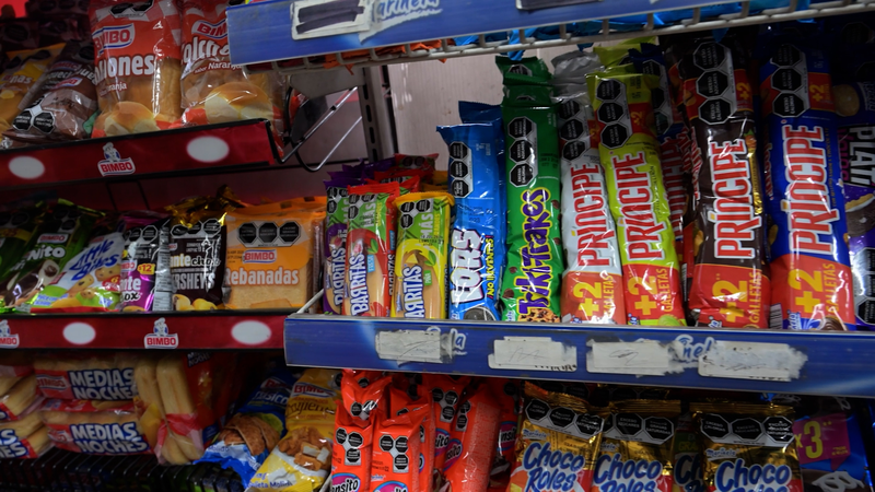 Le Mexique interdit la malbouffe dans les écoles pour lutter contre l'obésité infantile video poster
