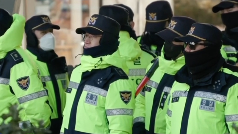 Affrontement dramatique arrête une tentative d’arrestation du président Yoon Affrontement dramatique arrête une tentative d'arrestation du président Yoon video poster
