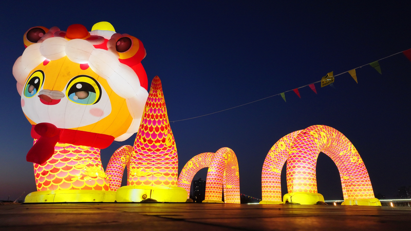 Le serpent-lanterne de 16 mètres de Nanjing illumine 2025
