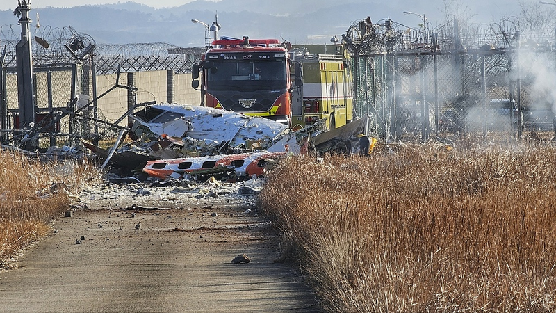 Crash tragique à l’aéroport de Muan : 124 vies perdues Crash tragique à l'aéroport de Muan : 124 vies perdues video poster