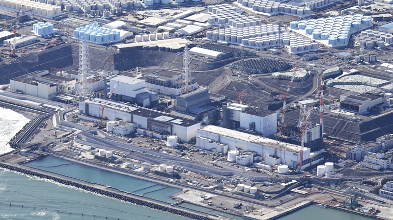 Le chef du nucléaire de l’ONU inspecte le sol contaminé dans les installations de stockage de Fukushima Le chef du nucléaire de l'ONU inspecte le sol contaminé dans les installations de stockage de Fukushima