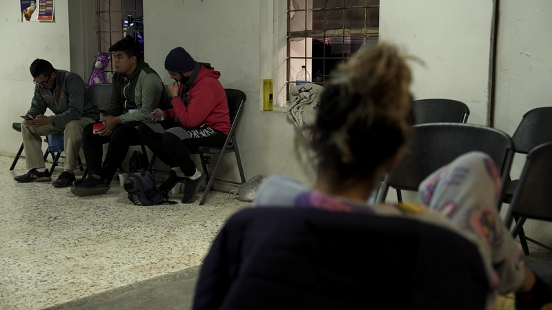 Migrants en Suspens : Futurs Incertains à la Frontière du Mexique Migrants en Suspens : Futurs Incertains à la Frontière du Mexique video poster