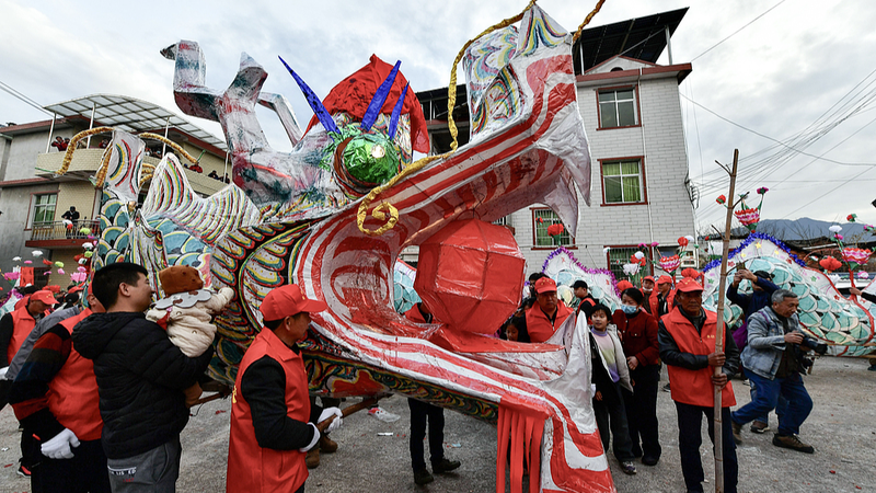 Une parade de dragons éblouit à Fujian à l'approche du Festival des Lanternes