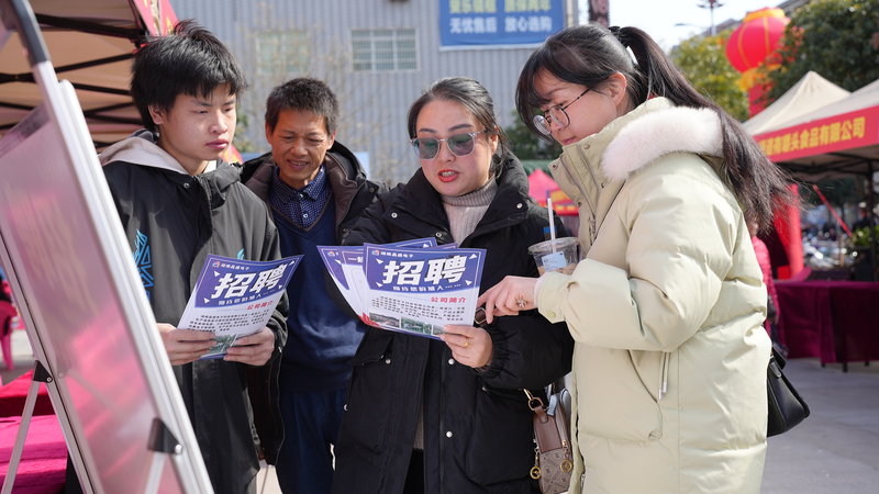 Li Qiang mène une initiative audacieuse dans l'emploi, la santé et l'éducation