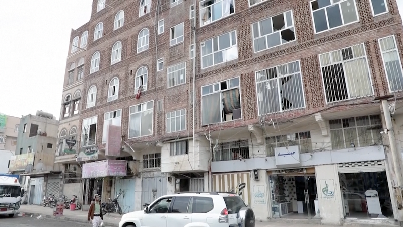 Les frappes aériennes américaines à Sanaa secouent la ville : débris, dégâts et réaction des Houthis Les frappes aériennes américaines à Sanaa secouent la ville : débris, dégâts et réaction des Houthis video poster