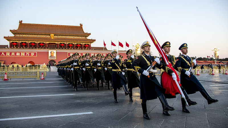 Levée de drapeau vibrant 2025 sur la place Tiananmen