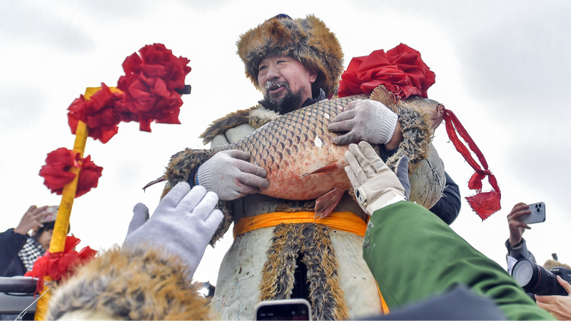 Le festival de pêche hivernale du Xinjiang donne vie aux traditions nomades