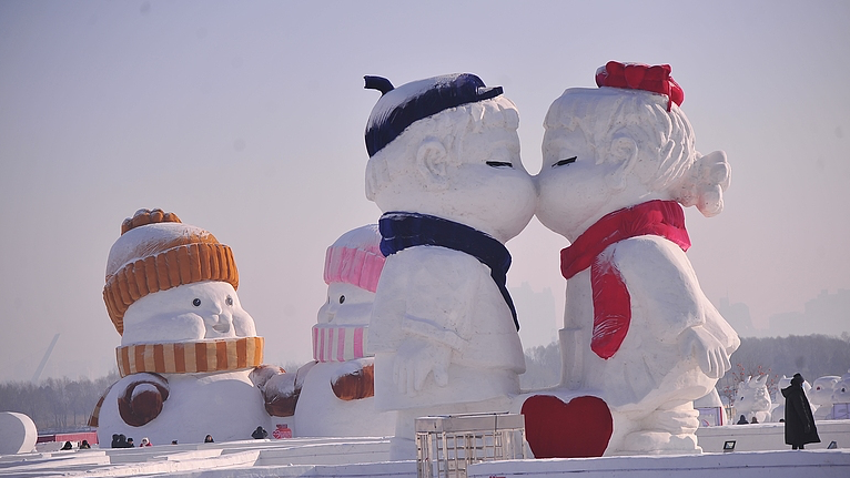 Des_sculptures_de_glace_romantiques_illuminent_le_parc_de_Harbin