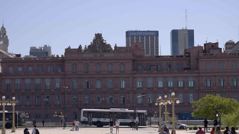 L'Argentine cherche un nouveau prêt du FMI en pleine crise économique video poster