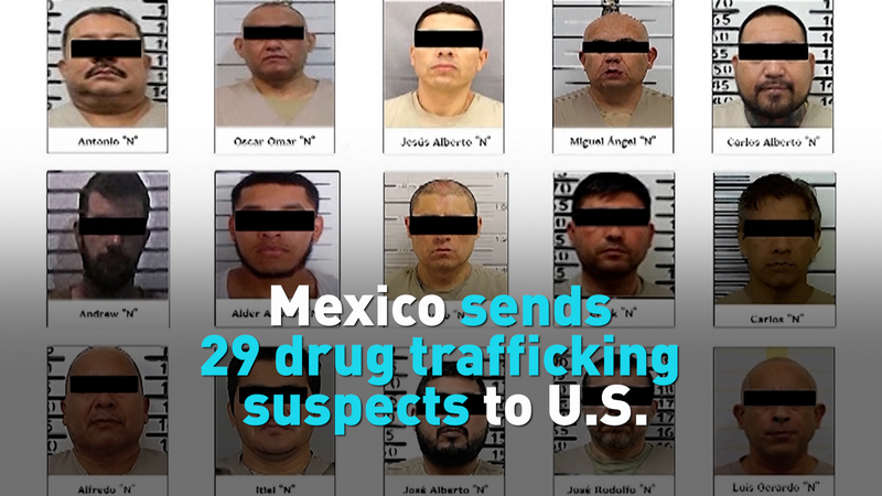 Le Mexique transfère 29 suspects de trafic de drogue aux États-Unis. Le Mexique transfère 29 suspects de trafic de drogue aux États-Unis. video poster