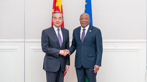 Wang Yi soutient l'élan de modernisation de la Namibie