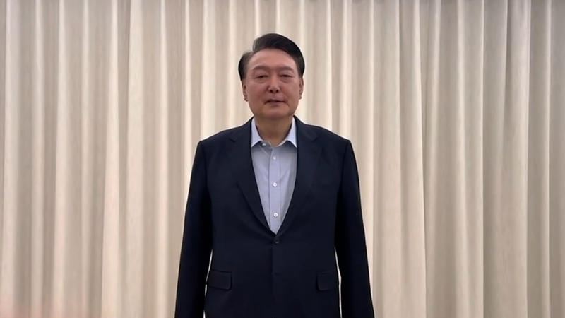 Le président destitué Yoon confronté à un interrogatoire au milieu d’une scène dramatique à Séoul Le président destitué Yoon confronté à un interrogatoire au milieu d'une scène dramatique à Séoul video poster