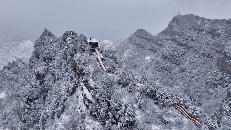 La neige printanière transforme les montagnes du Nord en peintures à l’encre intemporelles La neige printanière transforme les montagnes du Nord en peintures à l'encre intemporelles video poster