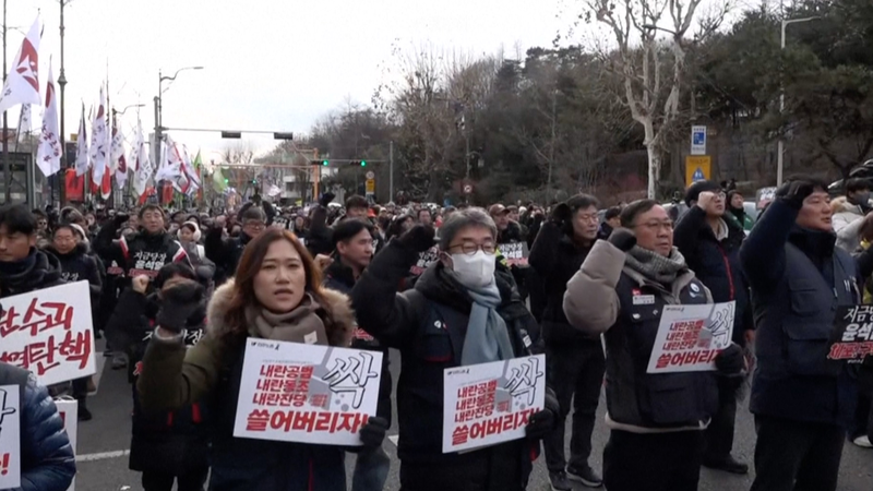 Les protestations éclatent à Séoul après l'abandon de la tentative d'arrestation de Yoon video poster