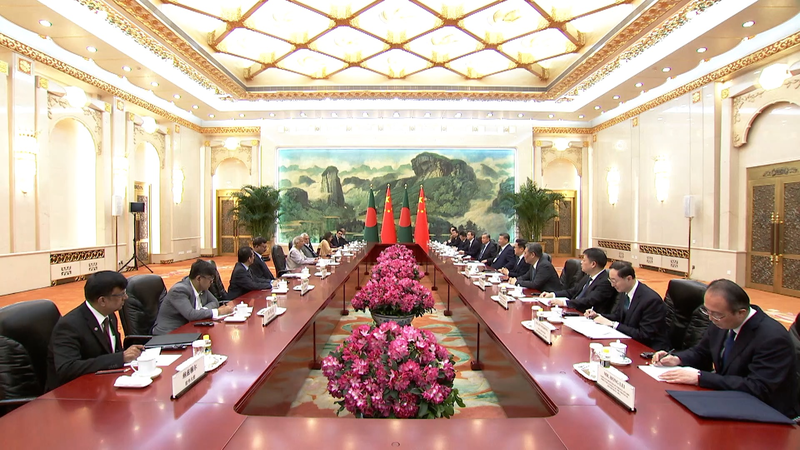 Xi rencontre le conseiller intérimaire bangladais à Pékin video poster