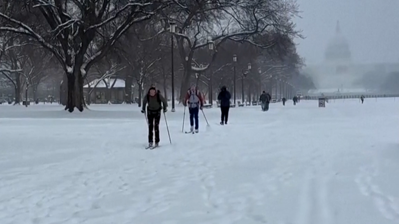 Les États-Unis affrontent un temps extrême : la neige encombre l’Est, les incendies menacent l’Ouest Les États-Unis affrontent un temps extrême : la neige encombre l'Est, les incendies menacent l'Ouest video poster