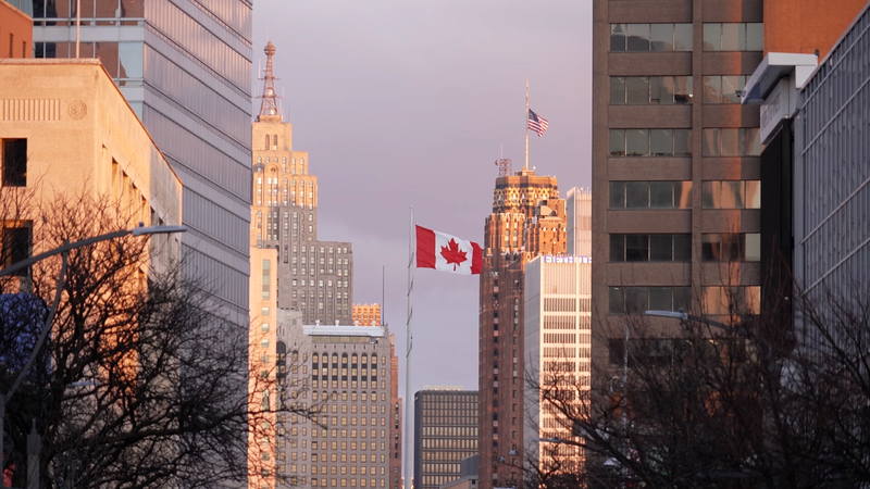 Les États-Unis imposent des tarifs de 25 % sur les produits canadiens, entraînant des tensions commerciales Les États-Unis imposent des tarifs de 25 % sur les produits canadiens, entraînant des tensions commerciales video poster
