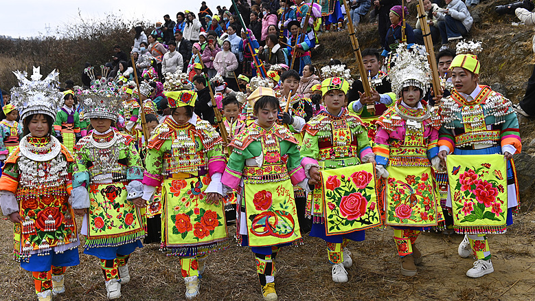 Les traditions vibrantes des Miao illuminent la célébration du Guizhou
