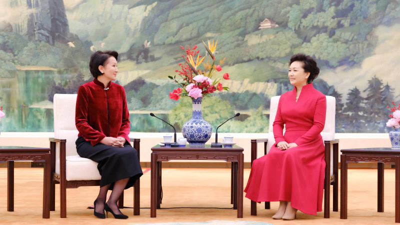 Conversations autour du thé : Peng Liyuan & Aigul Japarova renforcent les liens culturels