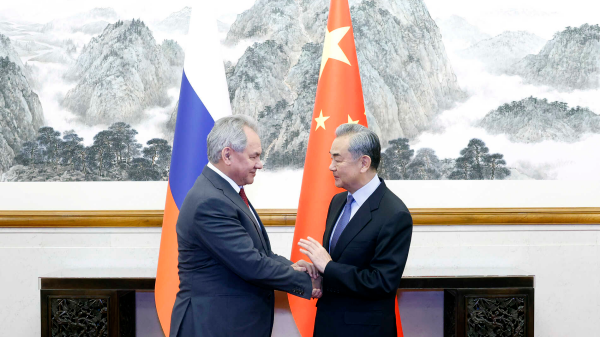 Dialogue stratégique : Wang Yi et Shoigu renforcent les liens Dialogue stratégique : Wang Yi et Shoigu renforcent les liens