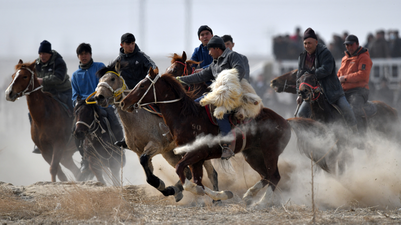 Le_festival_des_sports_traditionnels_du_Xinjiang_impressionne_des_milliers_de_personnes