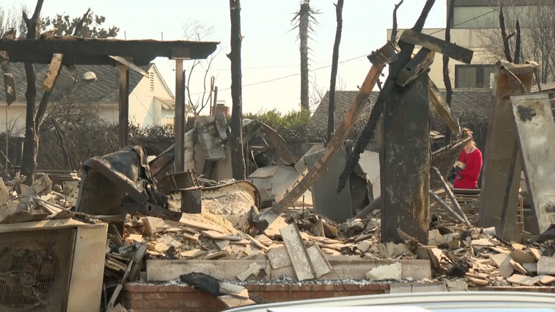 Les incendies de LA ravagent les maisons de Pacific Palisades Les_incendies_de_LA_ravagent_les_maisons_de_Pacific_Palisades video poster