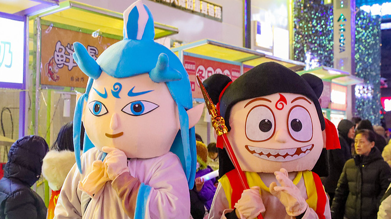 Ne_Zha_charme_les_fans_dans_les_rues_de_Qingdao