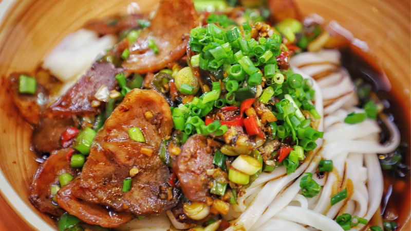 Mangez des nouilles de riz comme un pro de Changsha : maîtrisez la technique du 'Suo'