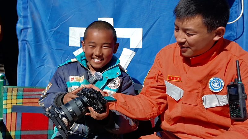 Un garçon de 13 ans découvre une passion pour la photographie après un tremblement de terre au Xizang Un garçon de 13 ans découvre une passion pour la photographie après un tremblement de terre au Xizang video poster