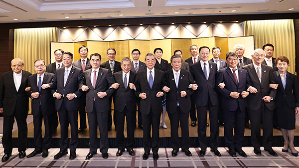Wang Yi renforce les liens d'amitié entre la Chine et le Japon