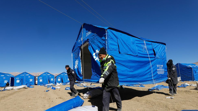 Les équipes de secours se précipitent vers la zone sismique de Xizang pour un secours urgent video poster