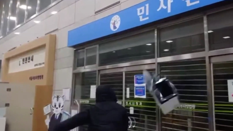 Les supporters prennent d’assaut le tribunal alors que la détention de Yoon est prolongée Les supporters prennent d'assaut le tribunal alors que la détention de Yoon est prolongée video poster