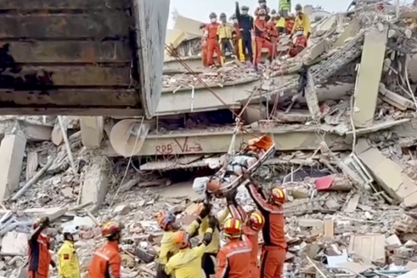 Les secours et l’aide du continent chinois ravivent l’espoir au Myanmar frappé par un tremblement de terre Les secours et l'aide du continent chinois ravivent l'espoir au Myanmar frappé par un tremblement de terre video poster