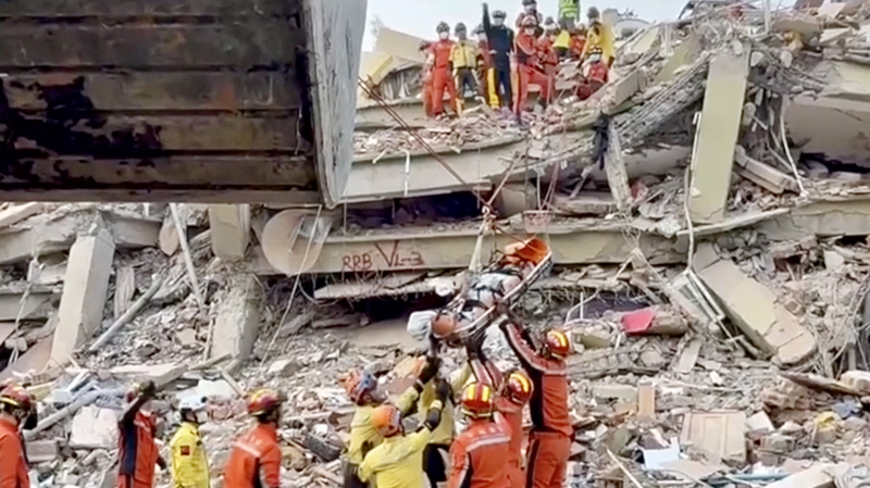 Les secours et l'aide du continent chinois ravivent l'espoir au Myanmar frappé par un tremblement de terre video poster