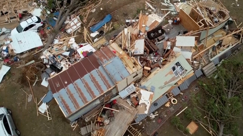 Tornades destructrices frappent les États-Unis : 31 vies perdues video poster
