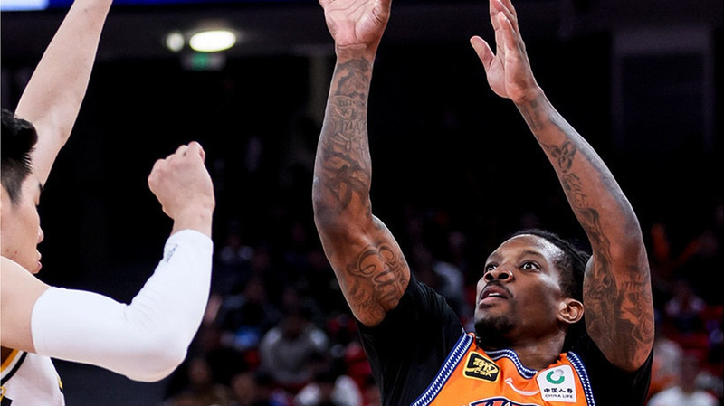 Les Shanghai Sharks stupéfient les leaders de la CBA, première série de défaites pour Guangsha