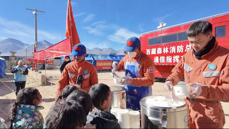 Les pompiers servent des repas chauds aux survivants du séisme à Xizang Les pompiers servent des repas chauds aux survivants du séisme à Xizang video poster