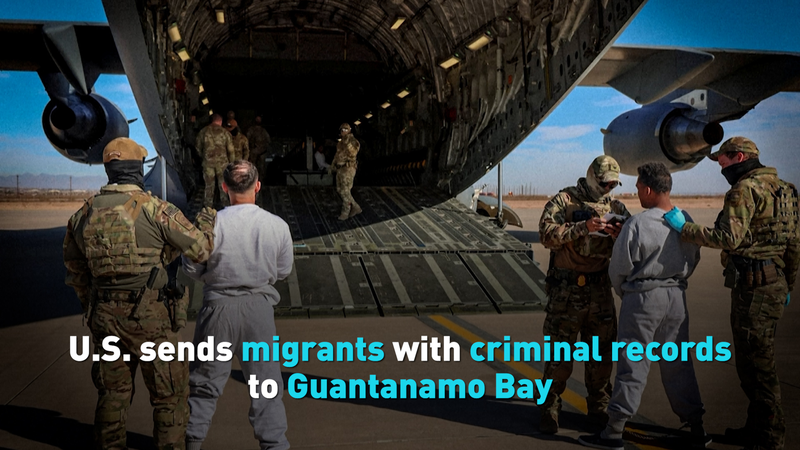 L’armée américaine transporte des migrants avec un casier judiciaire à Guantanamo L'armée américaine transporte des migrants avec un casier judiciaire à Guantanamo video poster