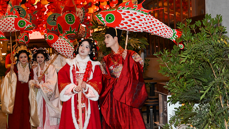 Festivités éclatantes du Nouvel An séduisent le centre commercial de Suzhou