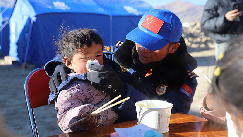 Secours après le tremblement de terre au Tibet : chaleur pour les victimes, risques des réservoirs gérés Secours après le tremblement de terre au Tibet : chaleur pour les victimes, risques des réservoirs gérés