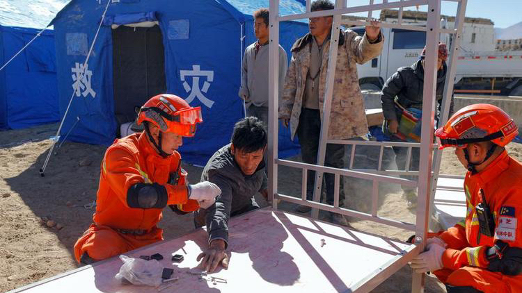 Secours après le séisme au Xizang : Résilience en action Secours après le séisme au Xizang : Résilience en action video poster