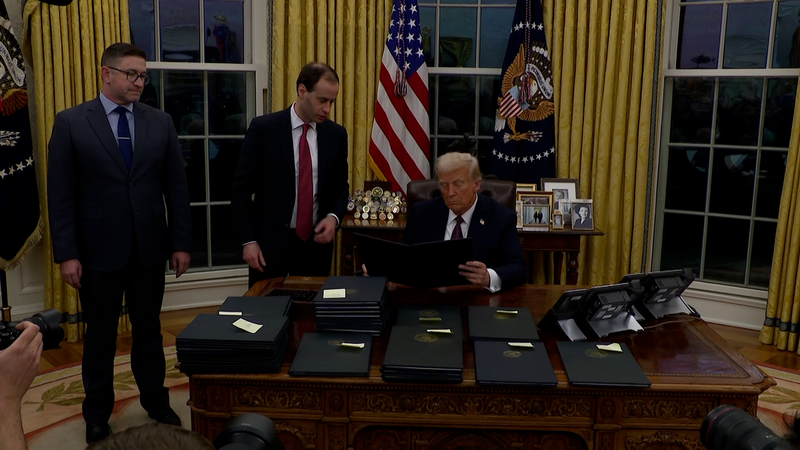 Trump menace des tarifs de 25 % sur les biens canadiens et mexicains Trump_menace_des_tarifs_de_25___sur_les_biens_canadiens_et_mexicains video poster