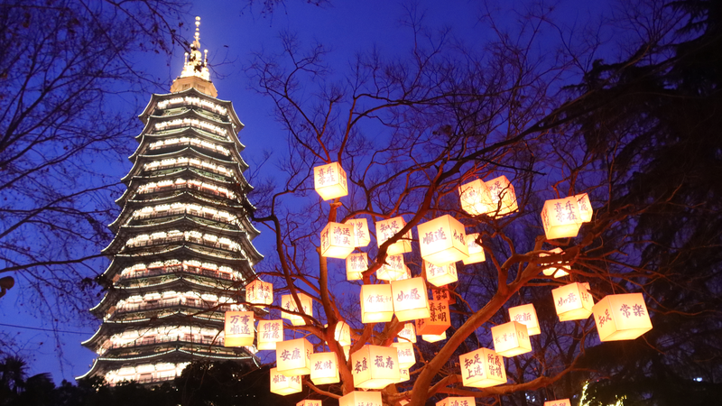 Lanternes et Bénédictions: Une Nuit Magique au Parc Hongmei